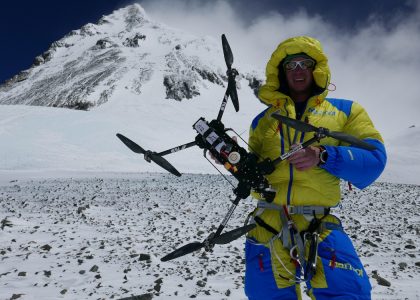 Lukas Furtenbach mit Drohne vor Mount Everest